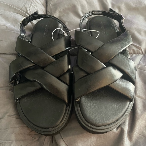 NWT Women’s Black Puffy Cross-Strap Flatform Sandals size 8‎ - Picture 3 of 7